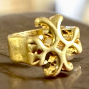 New TORY BURCH GOLD ROXANNE T HAMMERED STYLE BAND SIZE 7